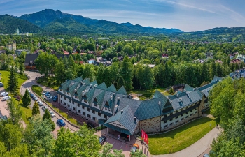 To wyjątkowe miejsce oferujące usługi z zakresu: hotelarstwa, rehabilitacji, poradnictwa medycznego oraz rekreacji. Nasz kompleks położony na wzgórzu Antałówka, z jednej strony zawdzięcza mu swoją nazwę, a z drugiej jest idealnie …